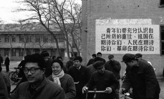 1977年，我國恢復(fù)高考。圖為在北京高考考點外的標語。